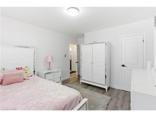 18 Ferrie Street W, Hamilton, ON - Indoor Photo Showing Bedroom