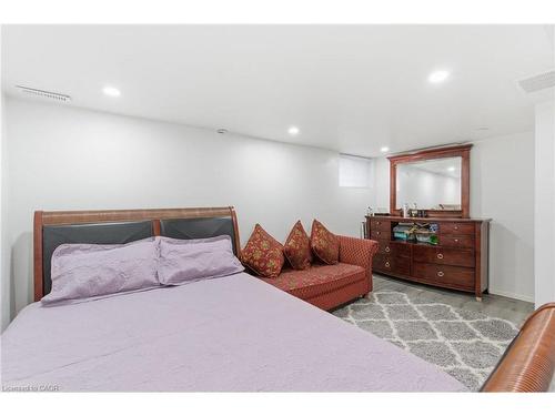 18 Ferrie Street W, Hamilton, ON - Indoor Photo Showing Bedroom