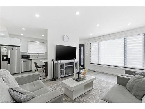 18 Ferrie Street W, Hamilton, ON - Indoor Photo Showing Living Room