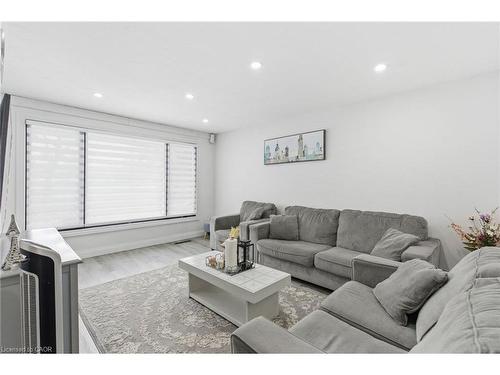 18 Ferrie Street W, Hamilton, ON - Indoor Photo Showing Living Room