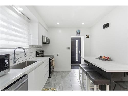 18 Ferrie Street W, Hamilton, ON - Indoor Photo Showing Kitchen With Upgraded Kitchen