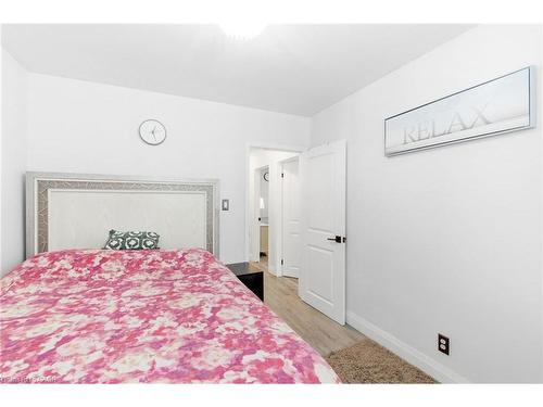 18 Ferrie Street W, Hamilton, ON - Indoor Photo Showing Bedroom