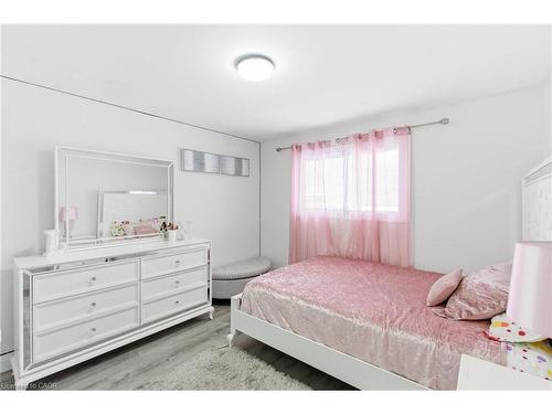 18 Ferrie Street W, Hamilton, ON - Indoor Photo Showing Bedroom