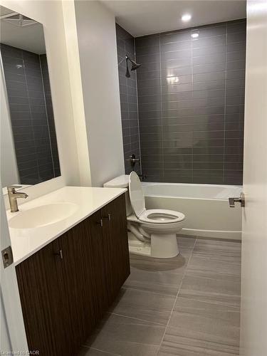 405-5 Wellington Street S, Kitchener, ON - Indoor Photo Showing Bathroom
