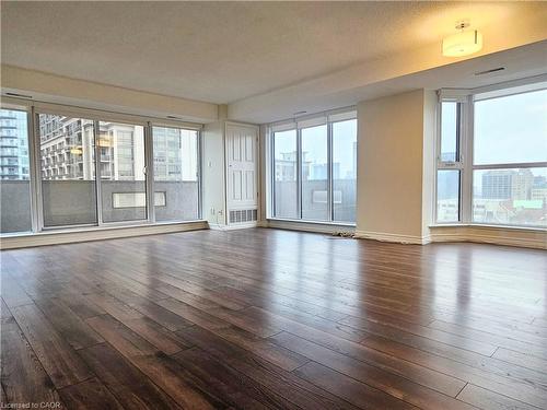 11E-67 Caroline Street S, Hamilton, ON - Indoor Photo Showing Living Room