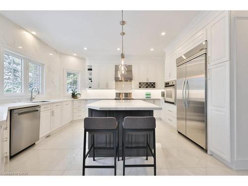 4378 Latimer Crescent, Burlington, ON - Indoor Photo Showing Kitchen With Upgraded Kitchen