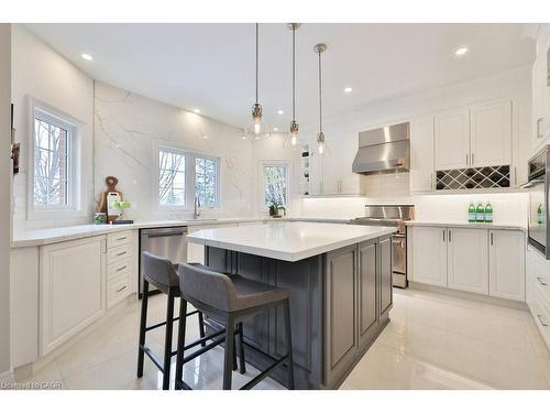 4378 Latimer Crescent, Burlington, ON - Indoor Photo Showing Kitchen With Upgraded Kitchen