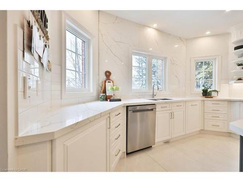 4378 Latimer Crescent, Burlington, ON - Indoor Photo Showing Kitchen With Upgraded Kitchen