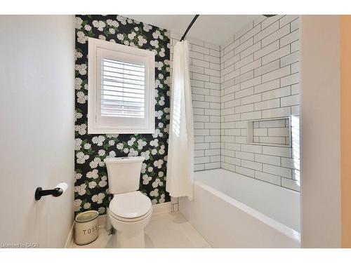 4378 Latimer Crescent, Burlington, ON - Indoor Photo Showing Bathroom