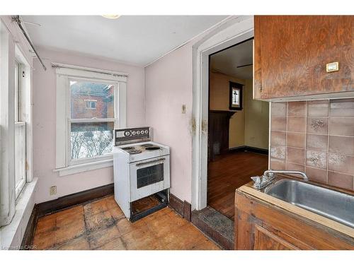 89 Fairholt Road S, Hamilton, ON - Indoor Photo Showing Kitchen