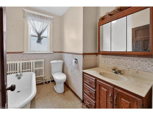 89 Fairholt Road S, Hamilton, ON - Indoor Photo Showing Bathroom