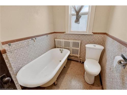 89 Fairholt Road S, Hamilton, ON - Indoor Photo Showing Bathroom