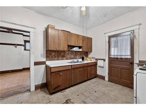 89 Fairholt Road S, Hamilton, ON - Indoor Photo Showing Kitchen