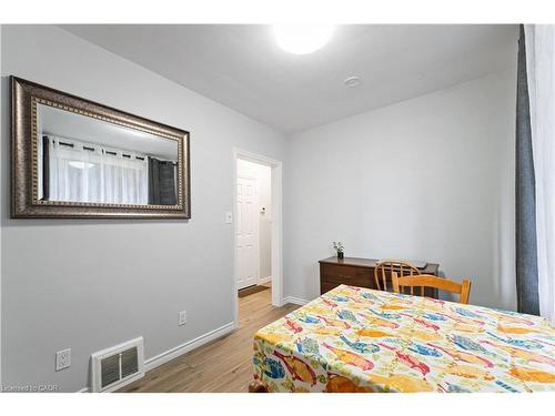 197 East 12Th Street, Hamilton, ON - Indoor Photo Showing Bedroom