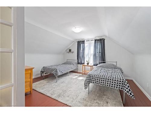 197 East 12Th Street, Hamilton, ON - Indoor Photo Showing Bedroom