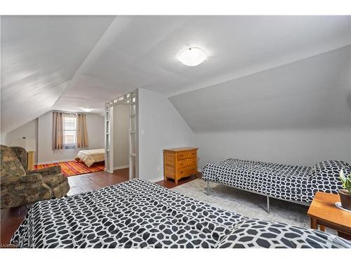 197 East 12Th Street, Hamilton, ON - Indoor Photo Showing Bedroom