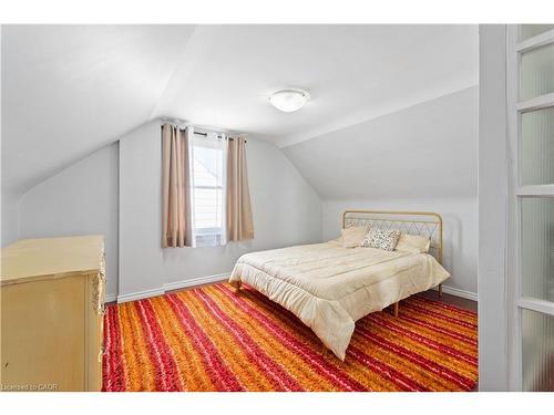 197 East 12Th Street, Hamilton, ON - Indoor Photo Showing Bedroom