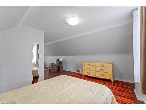 197 East 12Th Street, Hamilton, ON - Indoor Photo Showing Bedroom