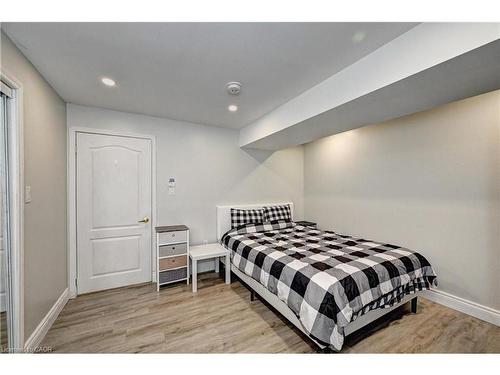 32 Weir Street, Cambridge, ON - Indoor Photo Showing Bedroom
