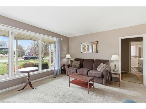 42 Henrietta Street, St. Catharines, ON - Indoor Photo Showing Living Room