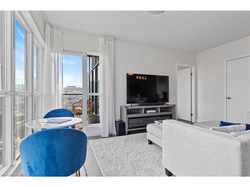 1113-1 Victoria Street S, Kitchener, ON - Indoor Photo Showing Living Room