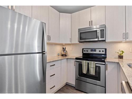 1113-1 Victoria Street S, Kitchener, ON - Indoor Photo Showing Kitchen With Stainless Steel Kitchen With Upgraded Kitchen