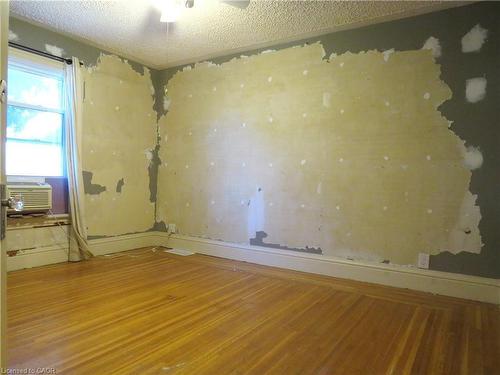 120 Sanford Avenue S, Hamilton, ON - Indoor Photo Showing Other Room