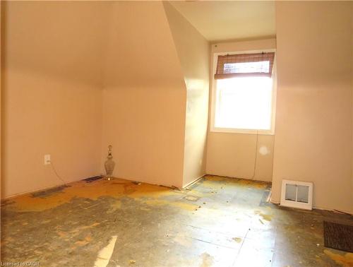120 Sanford Avenue S, Hamilton, ON - Indoor Photo Showing Other Room