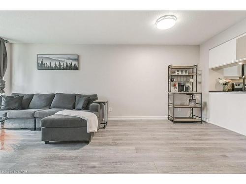 701-4080 Living Arts Drive, Mississauga, ON - Indoor Photo Showing Living Room