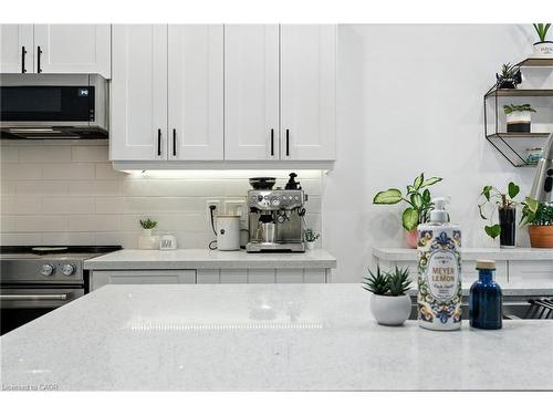 61-21 Diana Avenue, Brantford, ON - Indoor Photo Showing Kitchen