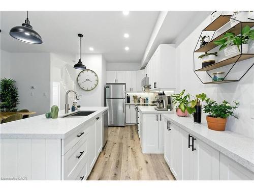 61-21 Diana Avenue, Brantford, ON - Indoor Photo Showing Kitchen With Upgraded Kitchen