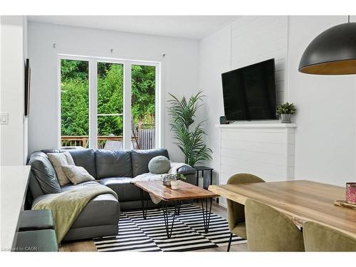 61-21 Diana Avenue, Brantford, ON - Indoor Photo Showing Living Room