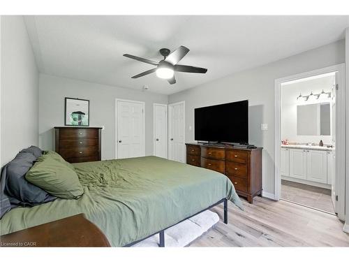61-21 Diana Avenue, Brantford, ON - Indoor Photo Showing Bedroom