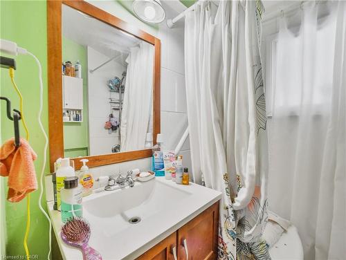 30 Lochearne Street, Hamilton, ON - Indoor Photo Showing Bathroom