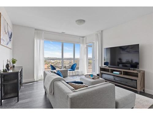 1113-1 Victoria Street S, Kitchener, ON - Indoor Photo Showing Living Room