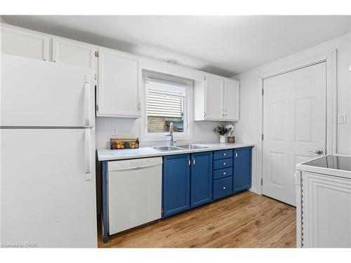 510B Rosemeadow Crescent, Waterloo, ON - Indoor Photo Showing Kitchen With Double Sink