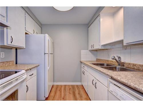 22 Berwick Place, Waterloo, ON - Indoor Photo Showing Kitchen With Double Sink