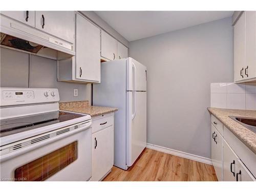 22 Berwick Place, Waterloo, ON - Indoor Photo Showing Kitchen