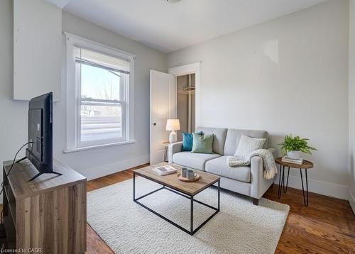 698 King Street W, Kitchener, ON - Indoor Photo Showing Living Room