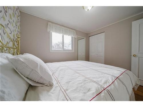 1209 Valentine Drive, Cambridge, ON - Indoor Photo Showing Bedroom