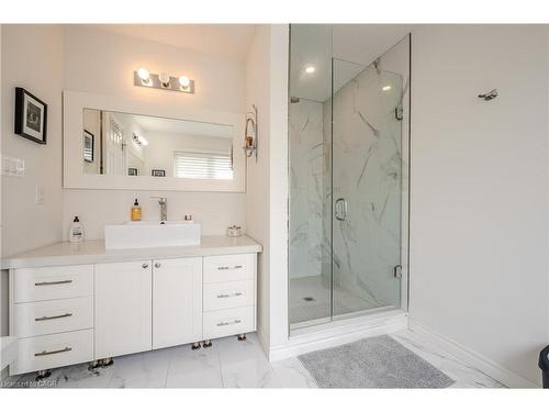 5C-164 Heiman Street, Kitchener, ON - Indoor Photo Showing Bathroom