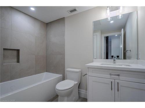 101-100 Charlton Avenue W, Hamilton, ON - Indoor Photo Showing Bathroom