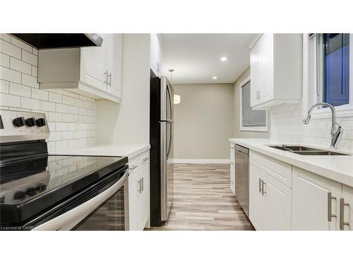 55 Silver Aspen Crescent, Kitchener, ON - Indoor Photo Showing Kitchen With Double Sink With Upgraded Kitchen