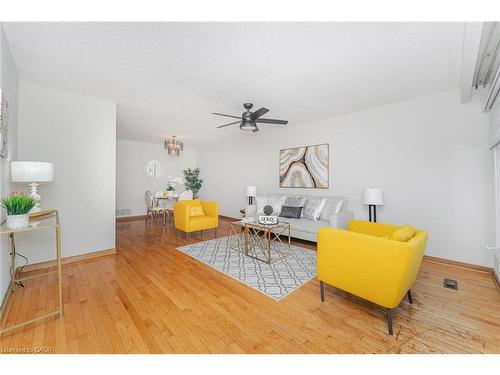 3783 Keenan Crescent, Mississauga, ON - Indoor Photo Showing Living Room