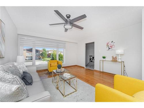 3783 Keenan Crescent, Mississauga, ON - Indoor Photo Showing Living Room