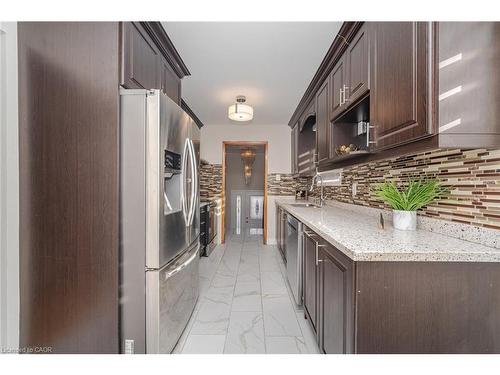 3783 Keenan Crescent, Mississauga, ON - Indoor Photo Showing Kitchen With Upgraded Kitchen