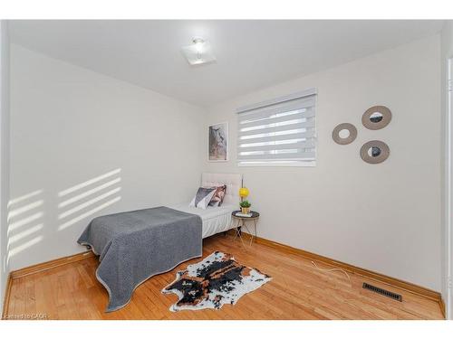 3783 Keenan Crescent, Mississauga, ON - Indoor Photo Showing Bedroom