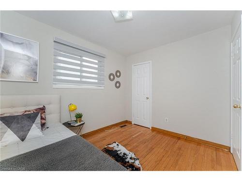 3783 Keenan Crescent, Mississauga, ON - Indoor Photo Showing Bedroom