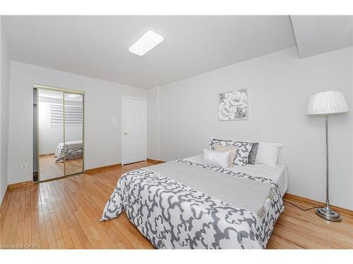 3783 Keenan Crescent, Mississauga, ON - Indoor Photo Showing Bedroom