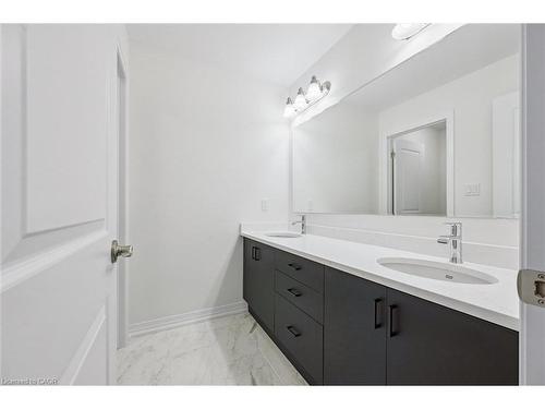 105 Winter Wren Crescent, Kitchener, ON - Indoor Photo Showing Bathroom